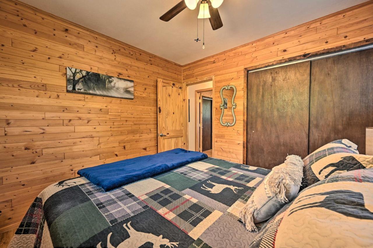 Peaceful Strawberry Cabin Fire Pit And Hot Tub Pine Екстериор снимка