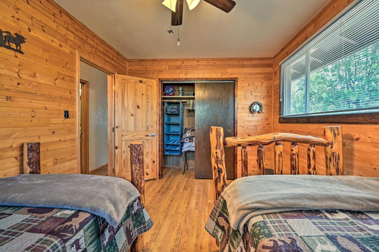 Peaceful Strawberry Cabin Fire Pit And Hot Tub Pine Екстериор снимка